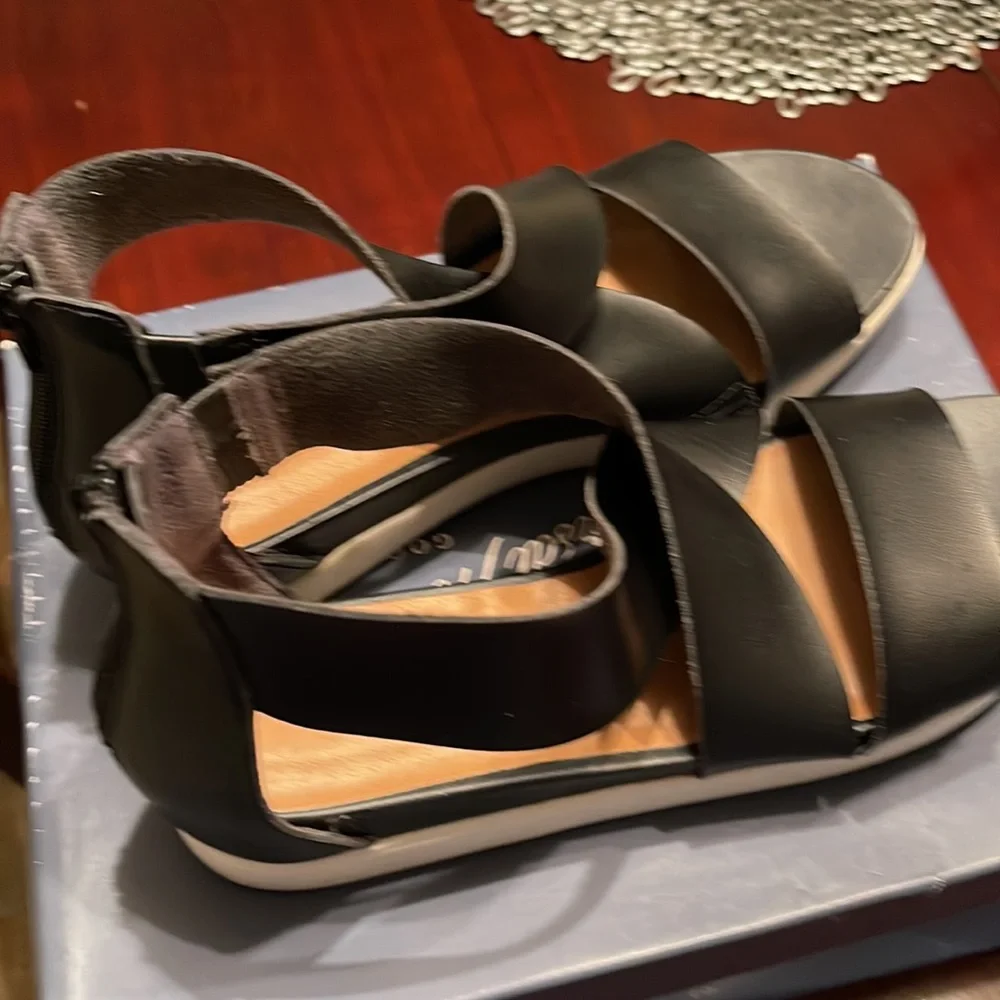 Shoes - Picture 7 of 8